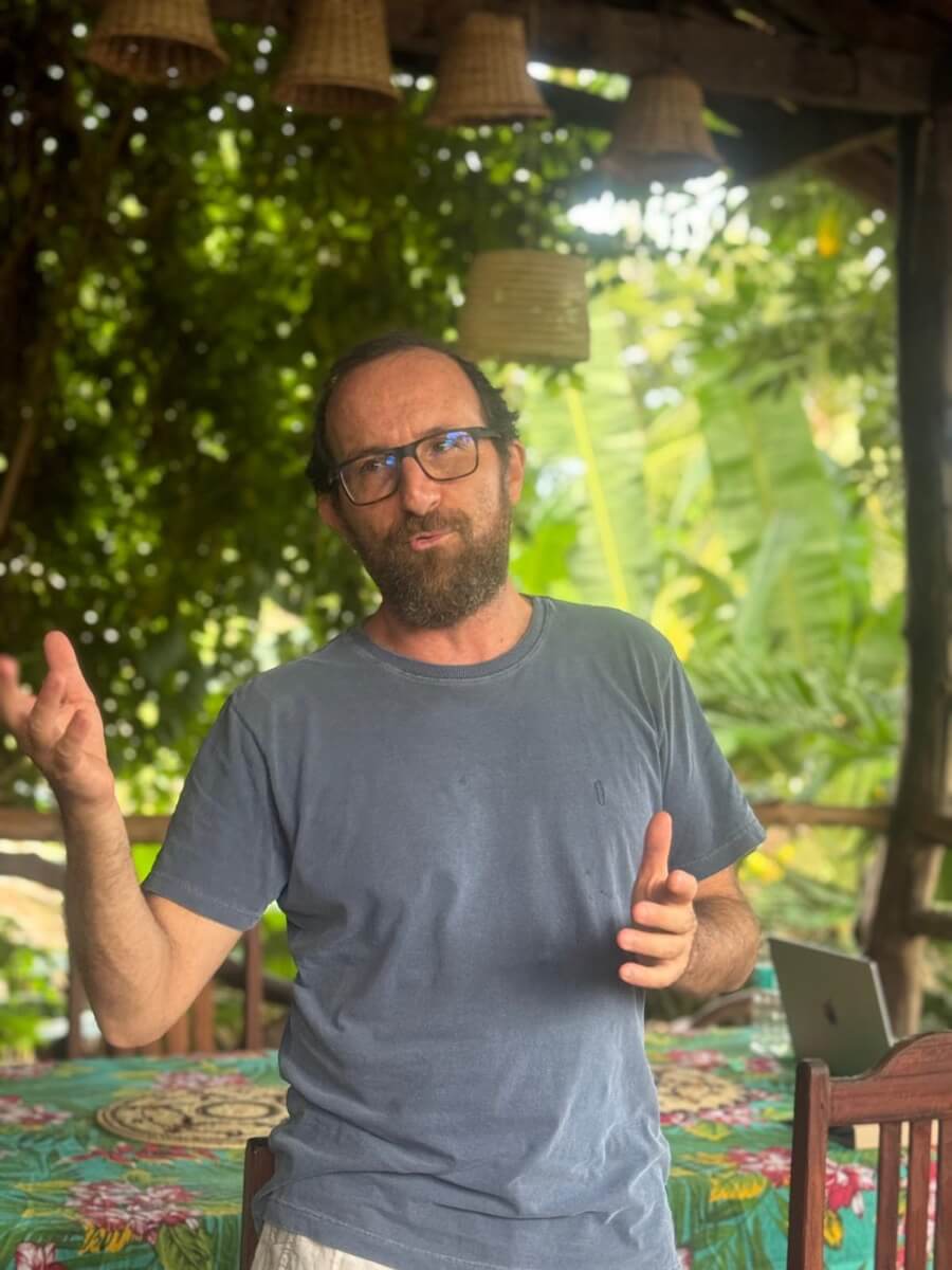 Marcio Halla spricht in einer offenen Hütte im Grünen im Amazonasgebiet
