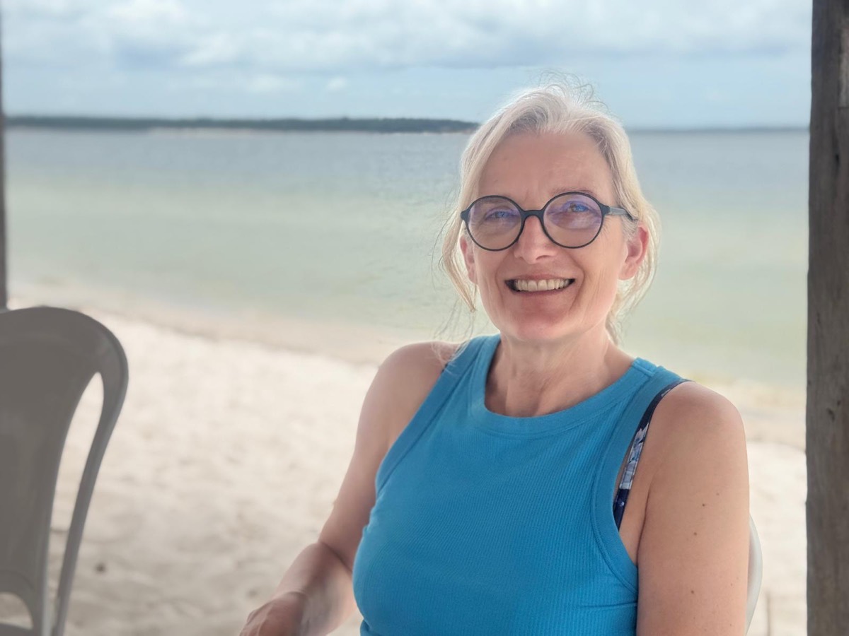 Portrait von Meike an einem Strand am Wasser in Brasilien